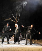 Patrick Stewart (Vladimir), Ronald Pickup (Lucky), and Ian McKellen (Estragon)