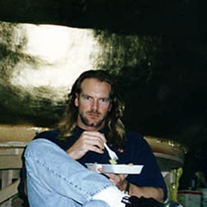 It takes lots of grub to keep Tyler Mane (Sabertooth) going